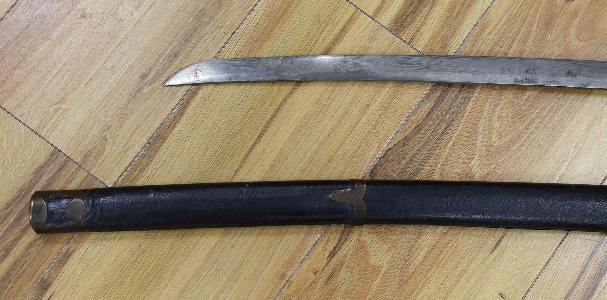 A Japanese katana, possibly a theatrical prop, 101 cms long